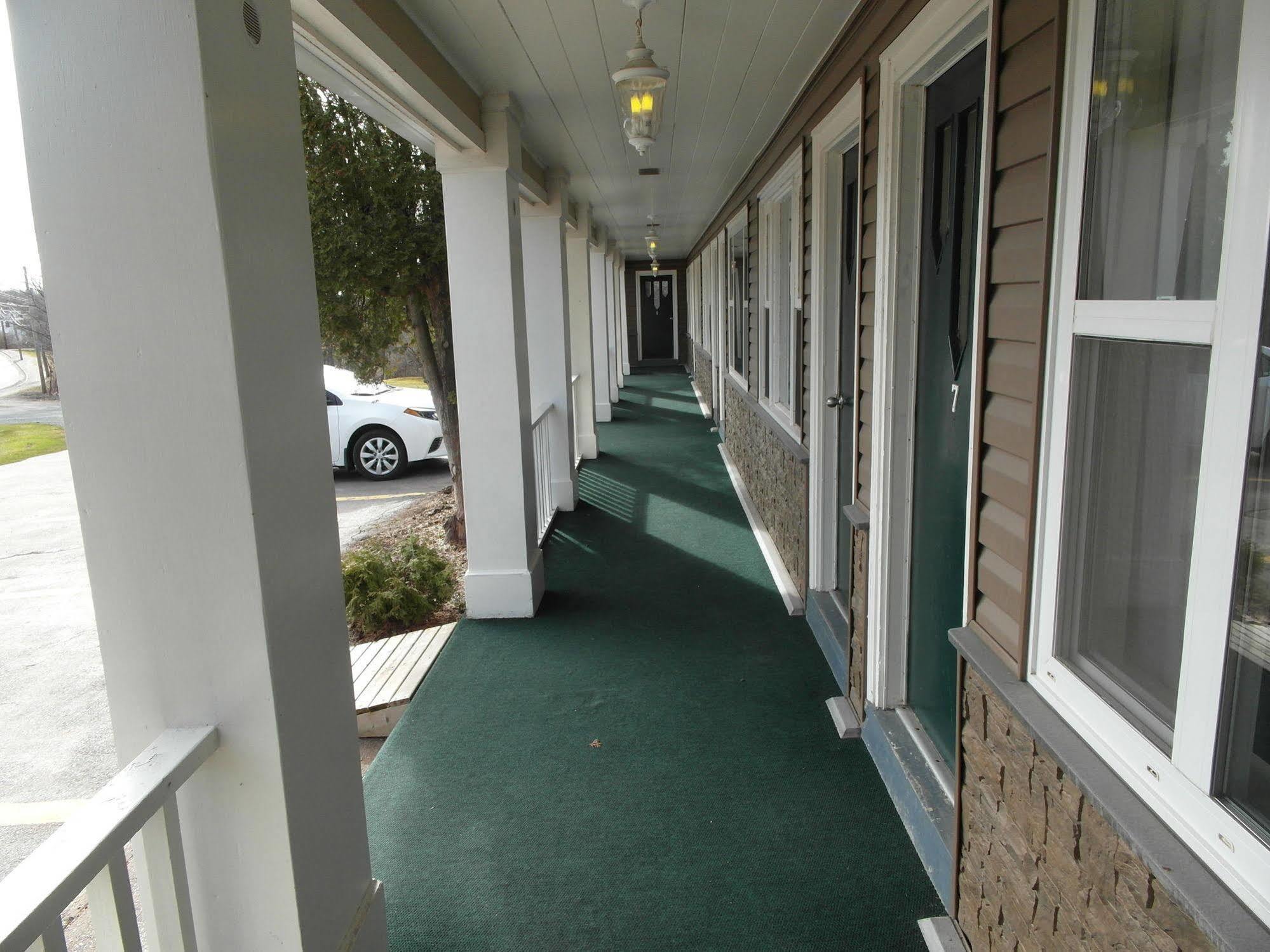The Lionstone Inn Motel And Cottages 皮克图 外观 照片