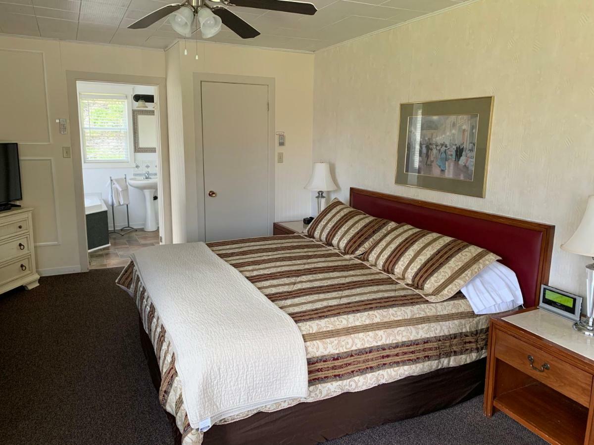 The Lionstone Inn Motel And Cottages 皮克图 外观 照片