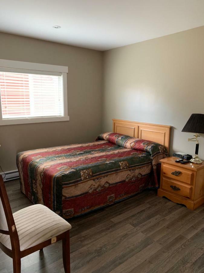 The Lionstone Inn Motel And Cottages 皮克图 外观 照片